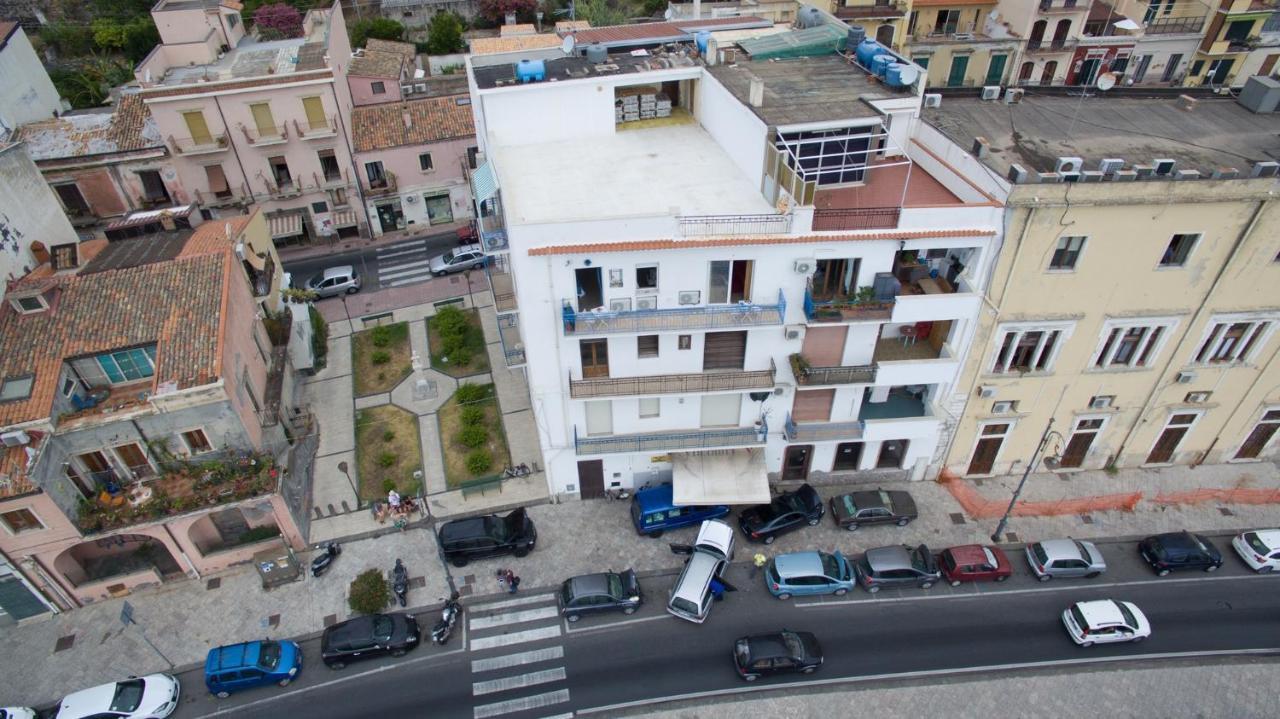 A Due Passi... Apartman Giardini Naxos Kültér fotó