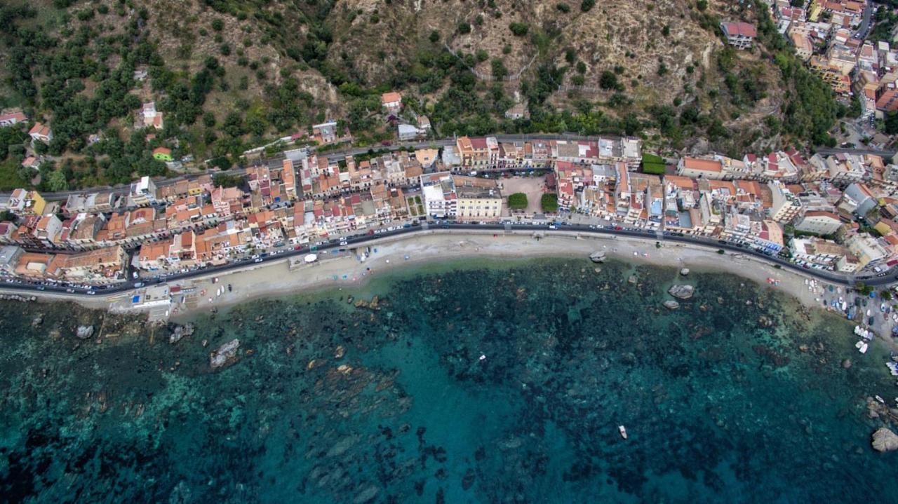 A Due Passi... Apartman Giardini Naxos Kültér fotó